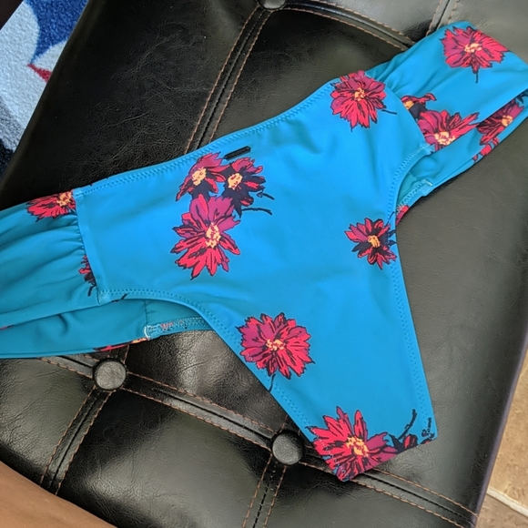 NWR Volcom Cheeky Bikini - Picture 4 of 4